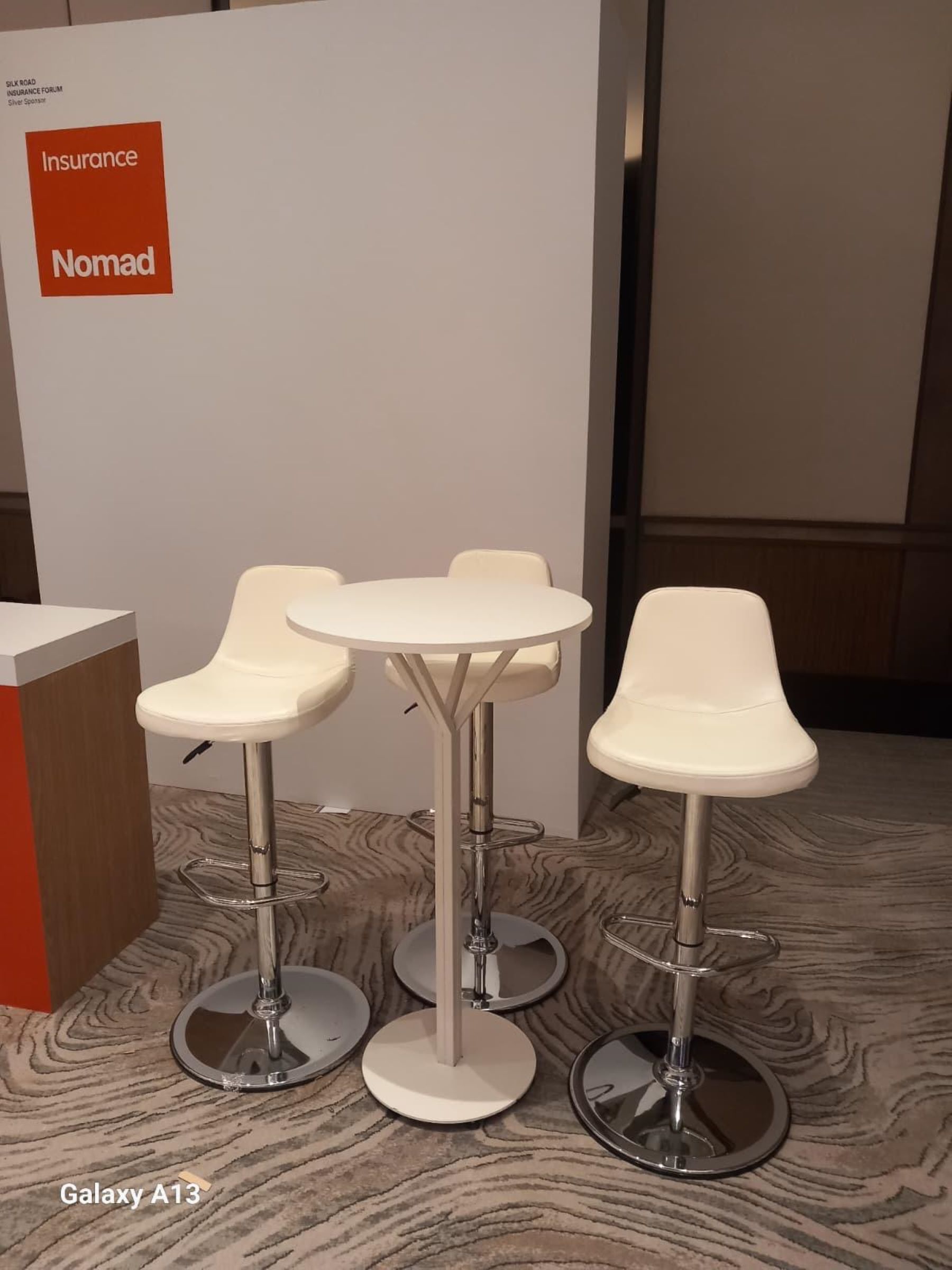 Vogue Beyaz Amortisörlü Bar Taburesi