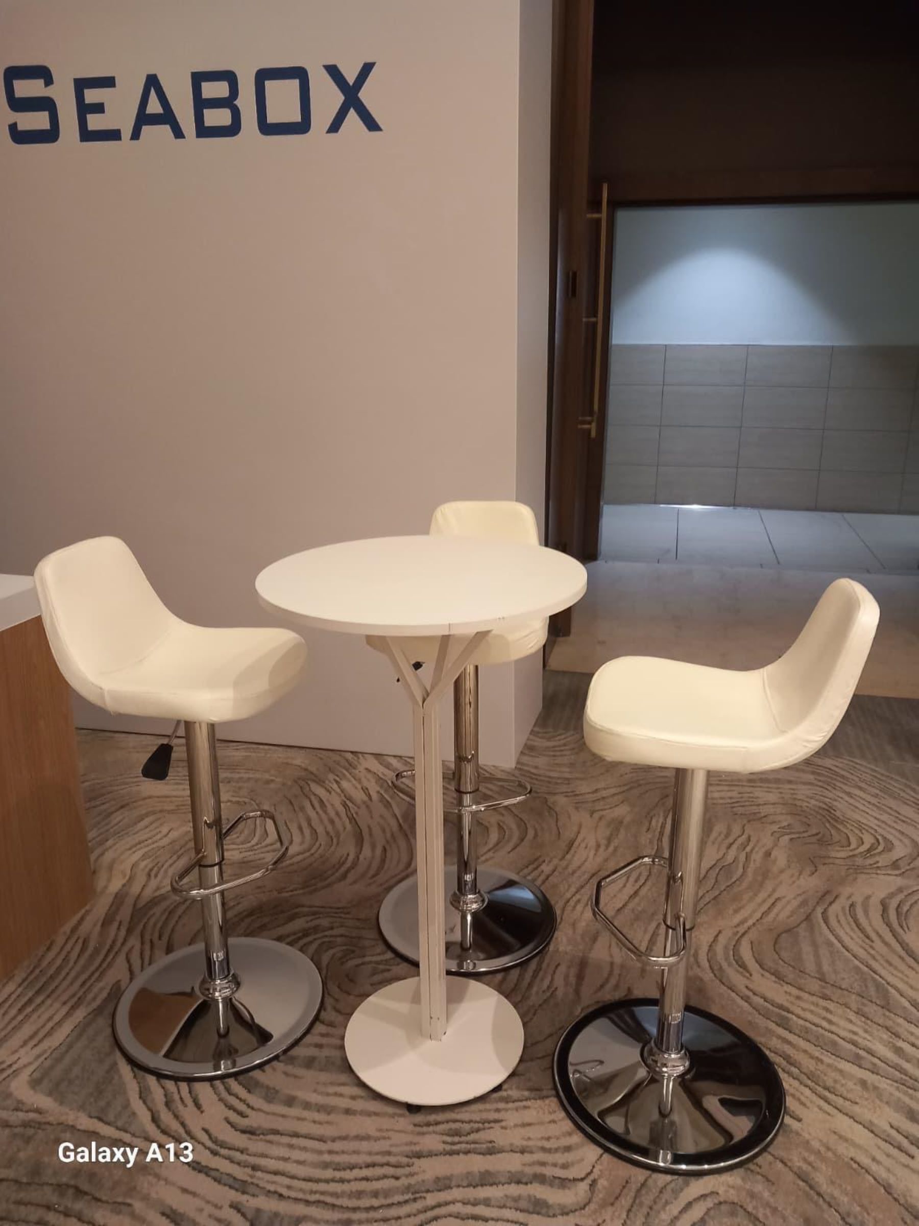 Vogue Beyaz Amortisörlü Bar Taburesi